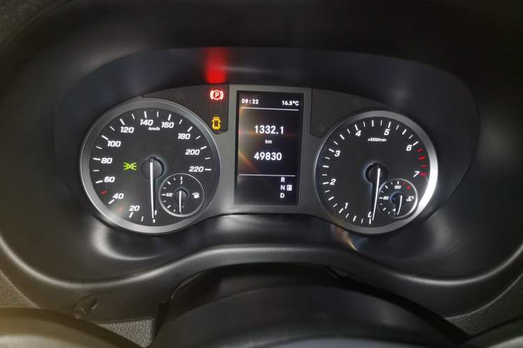 Used Mercedes-Benz Vito 2021 2.0T Elite Version 7 Seats Odometer Close Up