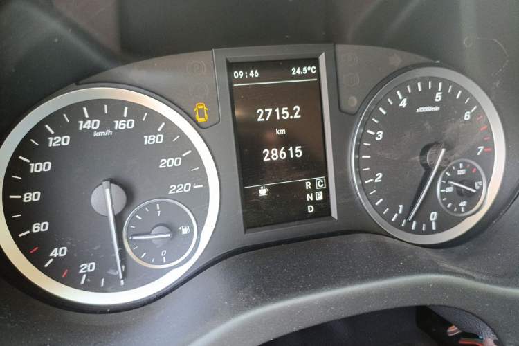 Used Mercedes-Benz Vito 2021 2.0T Business Version 7 Seats Odometer Close Up