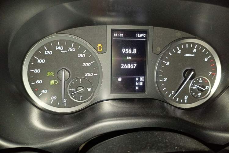 Used Mercedes-Benz Vito 2021 2.0T Elite Version 7 Seats Odometer Close Up