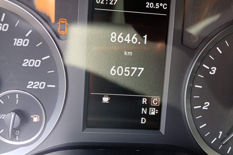 Used Mercedes-Benz Vito 2021 2.0T Elite Version 7 Seats Odometer Close Up