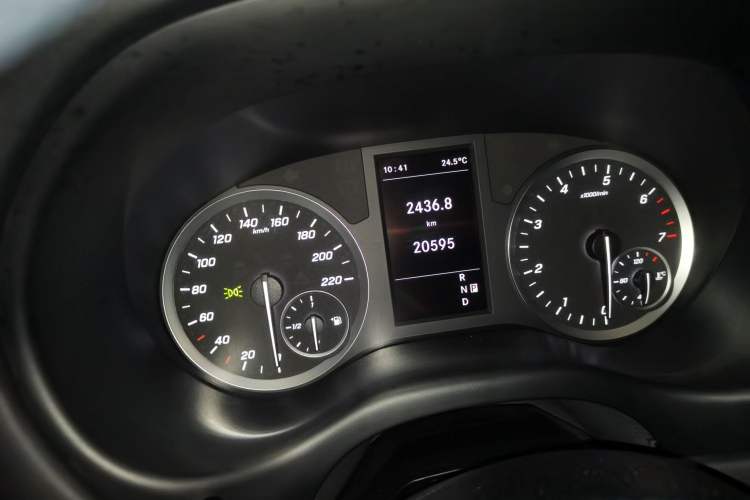 Used Mercedes-Benz Vito 2021 2.0T Business Version 7 Seats Odometer Close Up