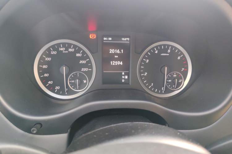 Used Mercedes-Benz Vito 2021 2.0T Elite Version 7 Seats Odometer Close Up