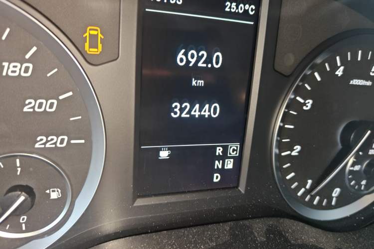 Used Mercedes-Benz Vito 2021 2.0T Elite Version 7 Seats Odometer Close Up