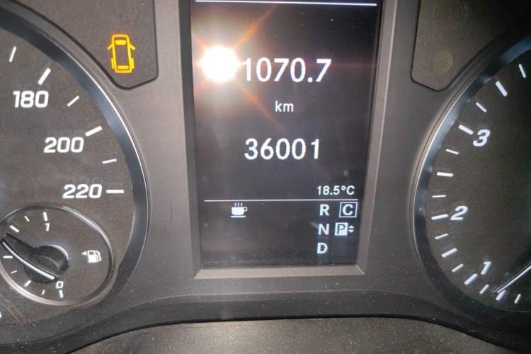 Used Mercedes-Benz Vito 2021 2.0T Elite Version 9 Seats Odometer Close Up