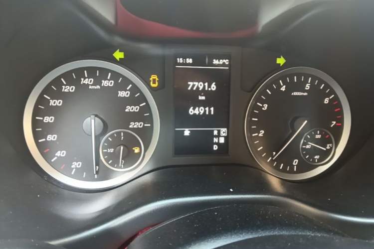 Used Mercedes-Benz Vito 2021 2.0T Elite Version 7 Seats Odometer Close Up