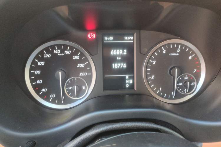 Used Mercedes-Benz Vito 2021 2.0T Elite Version 7 Seats Odometer Close Up