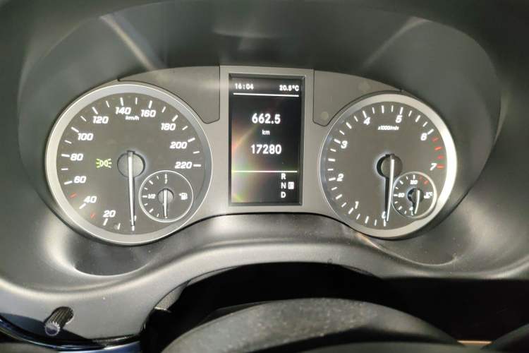 Used Mercedes-Benz Vito 2021 2.0T Elite Version 7 Seats Odometer Close Up