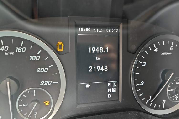 Used Mercedes-Benz Vito 2021 2.0T Business Version 7 Seats Odometer Close Up