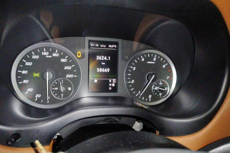 Used Mercedes-Benz Vito 2021 2.0T Business Version 7 Seats Odometer Close Up