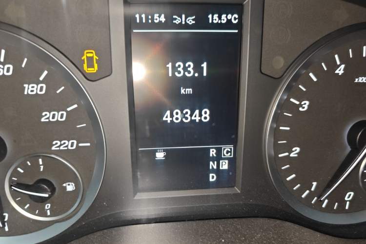 Used Mercedes-Benz Vito 2021 2.0T Business Version 7 Seats Odometer Close Up