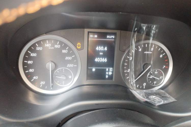 Used Mercedes-Benz Vito 2021 2.0T Elite Version 7 Seats Odometer Close Up