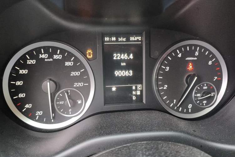 Used Mercedes-Benz Vito 2021 2.0T Business Version 7 Seats Odometer Close Up
