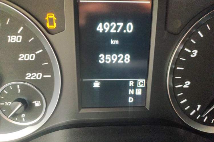 Used Mercedes-Benz Vito 2021 2.0T Elite Version 7 Seats Odometer Close Up