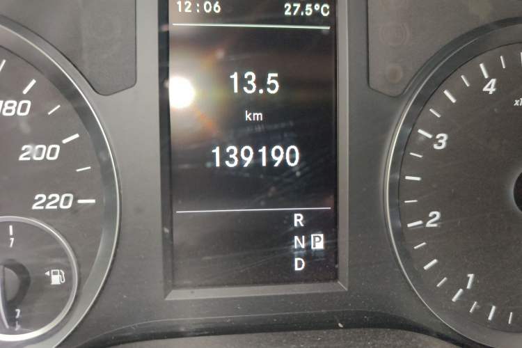 Used Mercedes-Benz Vito 2021 2.0T Business Version 7 Seats Odometer Close Up