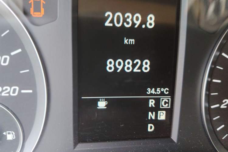 Used Mercedes-Benz Vito 2021 2.0T Business Version 7 Seats Odometer Close Up