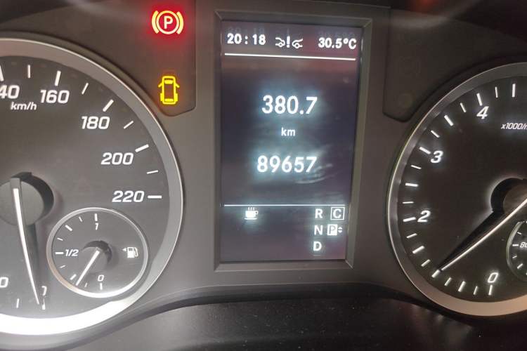 Used Mercedes-Benz Vito 2021 2.0T Business Version 7 Seats Odometer Close Up