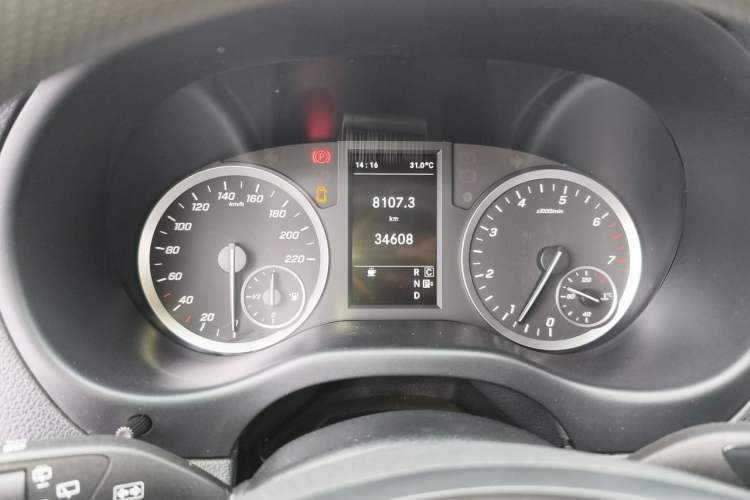 Used Mercedes-Benz Vito 2021 2.0T Elite Version 7 Seats Odometer Close Up