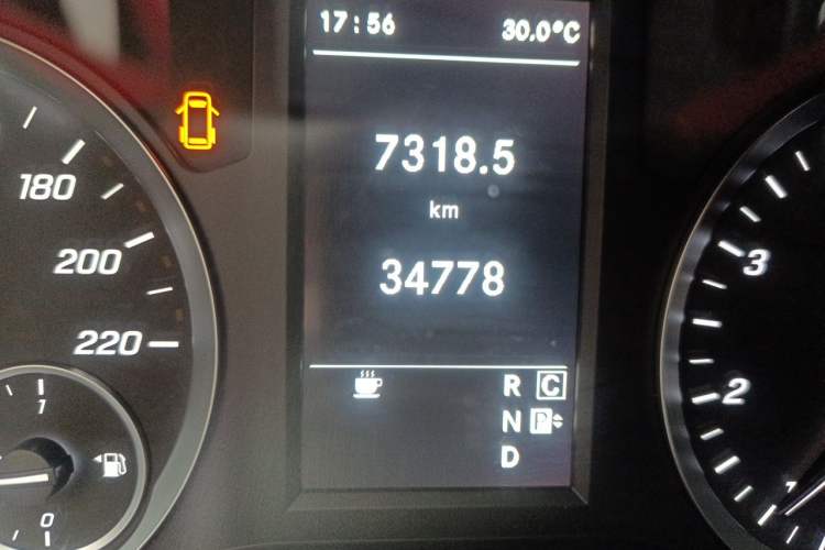 Used Mercedes-Benz Vito 2021 2.0T Elite Version 7 Seats Odometer Close Up