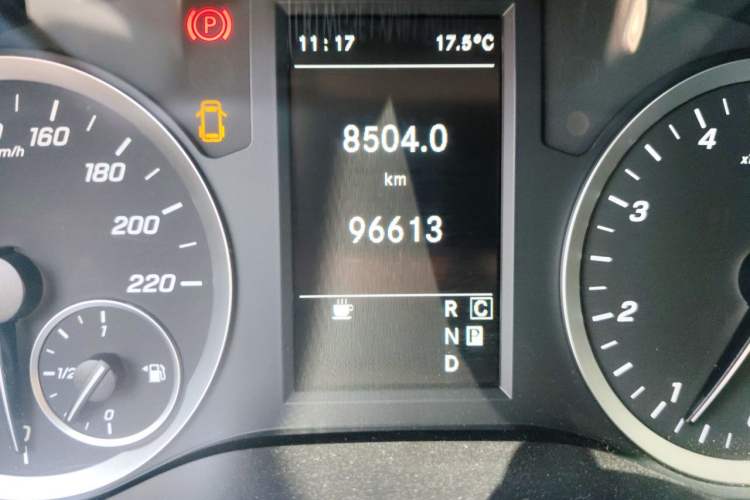 Used Mercedes-Benz Vito 2021 2.0T Elite Version 7 Seats Odometer Close Up