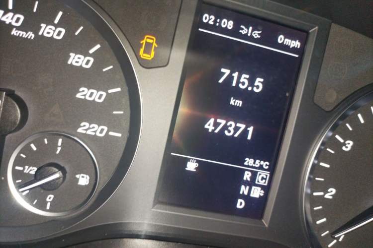 Used Mercedes-Benz Vito 2021 2.0T Business Version 7 Seats Odometer Close Up