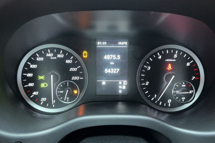 Used Mercedes-Benz Vito 2021 2.0T Elite Version 7 Seats Odometer Close Up