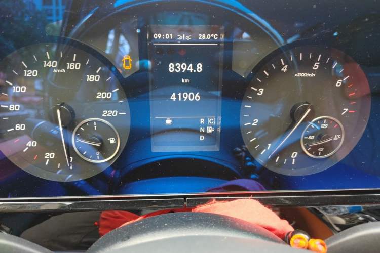 Used Mercedes-Benz Vito 2021 2.0T Business Version 7 Seats Odometer Close Up