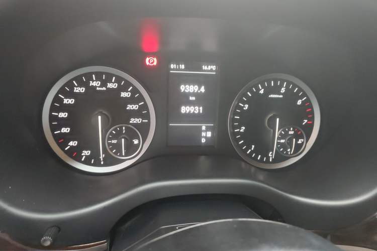 Used Mercedes-Benz Vito 2021 2.0T Elite Version 7 Seats Odometer Close Up