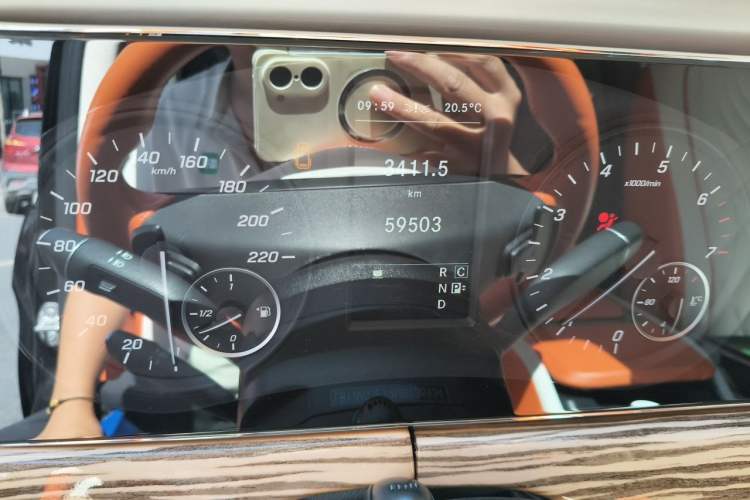 Used Mercedes-Benz Vito 2021 2.0T Business Version 7 Seats Odometer Close Up