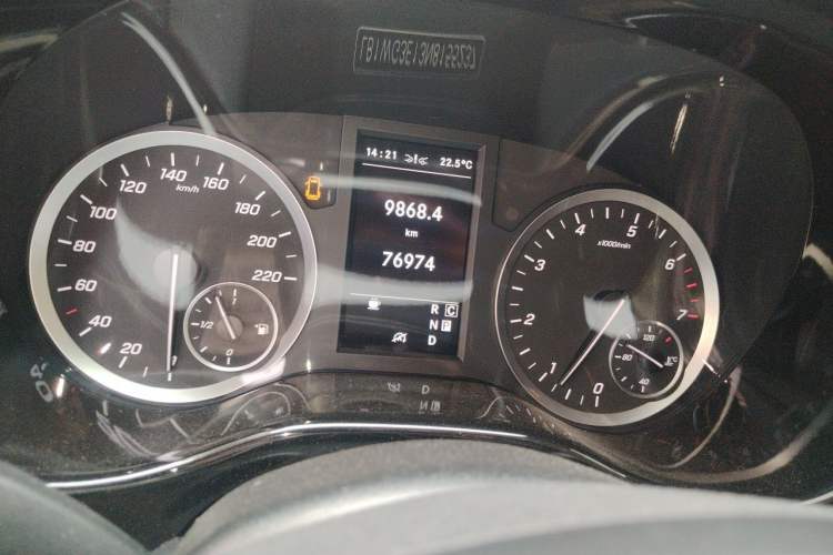 Used Mercedes-Benz Vito 2021 2.0T Business Version 7 Seats Odometer Close Up