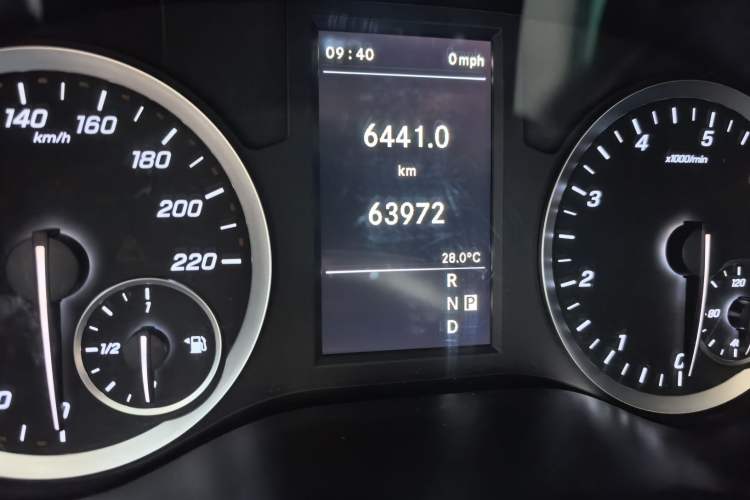 Used Mercedes-Benz Vito 2021 2.0T Elite Version 7 Seats Odometer Close Up