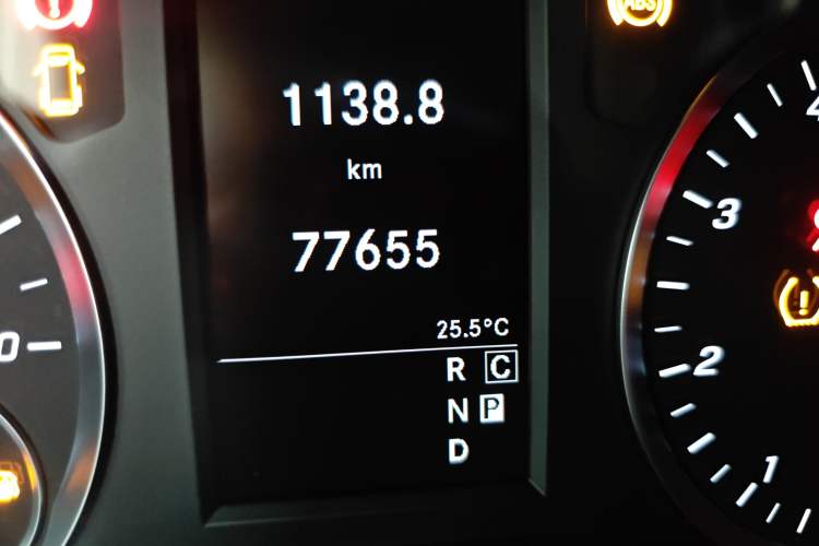 Used Mercedes-Benz Vito 2021 2.0T Business Version 7 Seats Odometer Close Up