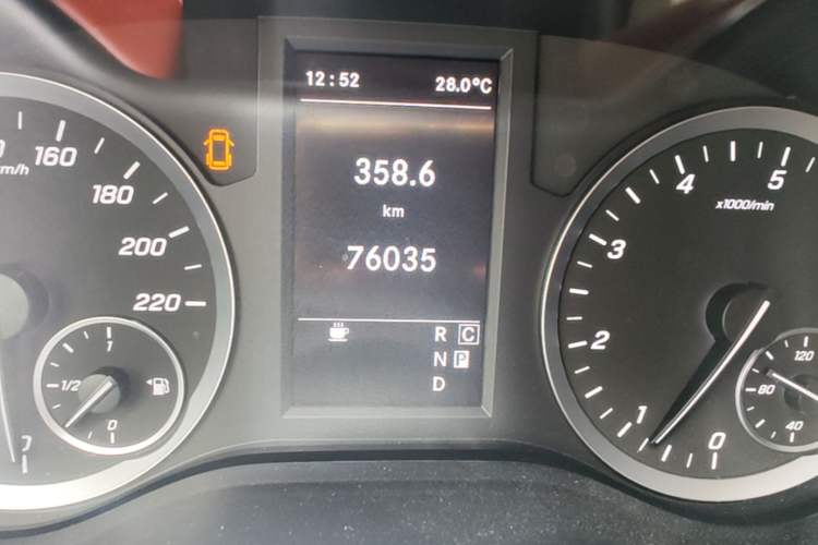 Used Mercedes-Benz Vito 2021 2.0T Elite Version 7 Seats Odometer Close Up