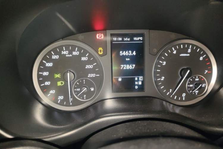 Used Mercedes-Benz Vito 2021 2.0T Business Version 7 Seats Odometer Close Up