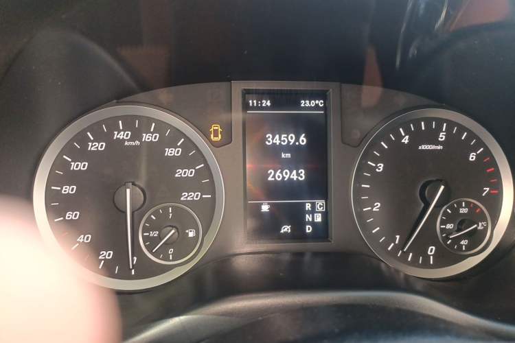 Used Mercedes-Benz Vito 2021 2.0T Elite Version 7 Seats Odometer Close Up