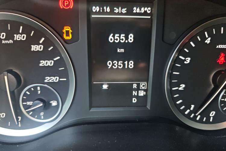 Used Mercedes-Benz Vito 2021 2.0T Business Version 7 Seats Odometer Close Up