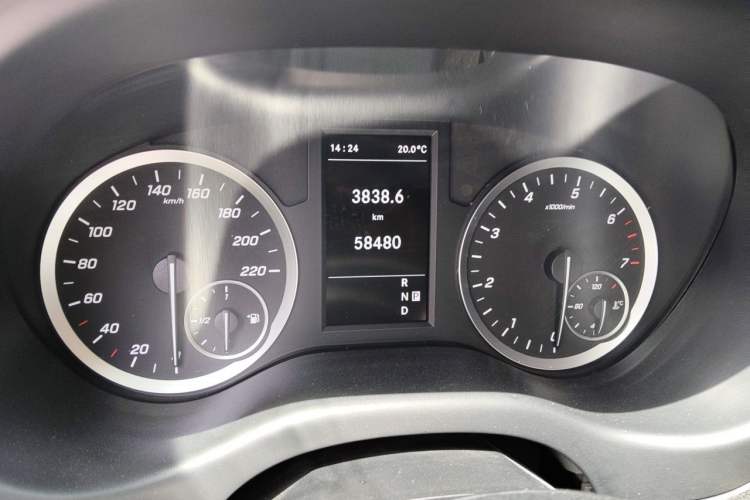 Used Mercedes-Benz Vito 2021 2.0T Elite Version 7 Seats Odometer Close Up