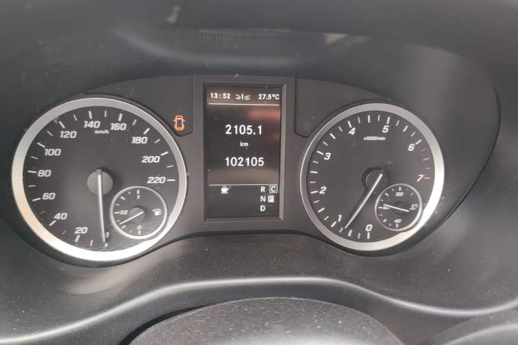 Used Mercedes-Benz Vito 2021 2.0T Business Version 7 Seats Odometer Close Up