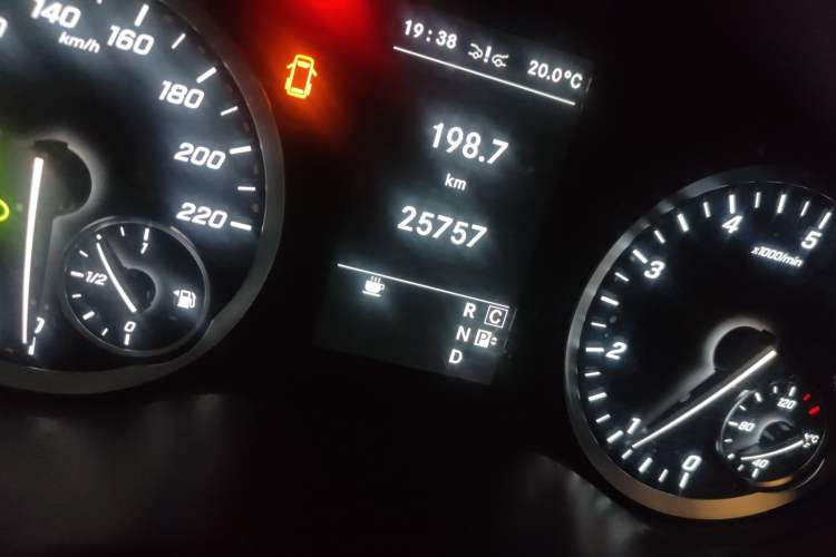 Used Mercedes-Benz Vito 2021 2.0T Business Version 7 Seats Odometer Close Up