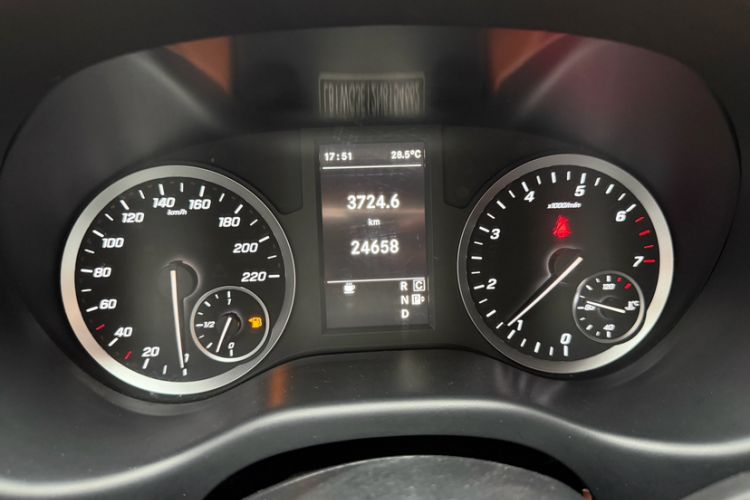 Used Mercedes-Benz Vito 2021 2.0T Elite Version 7 Seats Odometer Close Up