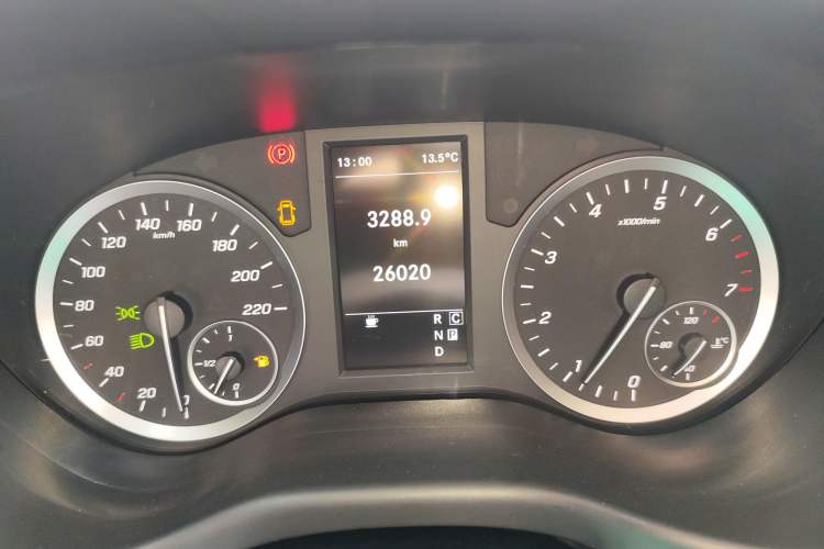 Used Mercedes-Benz Vito 2021 2.0T Elite Version 7 Seats Odometer Close Up