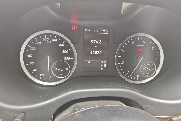 Used Mercedes-Benz Vito 2021 2.0T Business Version 7 Seats Odometer Close Up