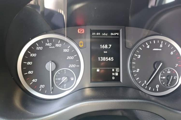 Used Mercedes-Benz Vito 2021 2.0T Business Version 7 Seats Odometer Close Up