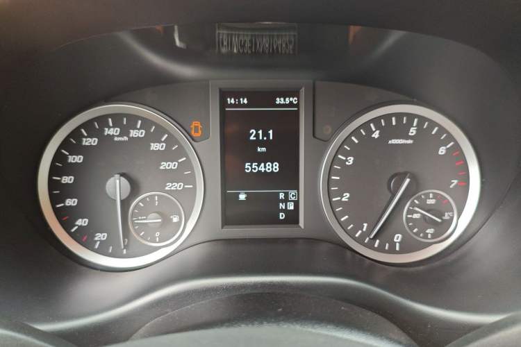 Used Mercedes-Benz Vito 2021 2.0T Elite Version 7 Seats Odometer Close Up
