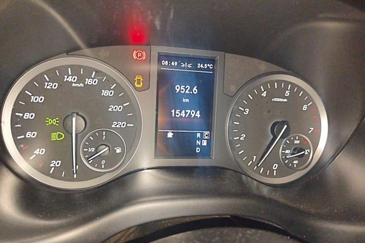Used Mercedes-Benz Vito 2021 2.0T Business Version 7 Seats Odometer Close Up