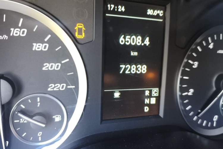Used Mercedes-Benz Vito 2021 2.0T Elite Version 7 Seats Odometer Close Up