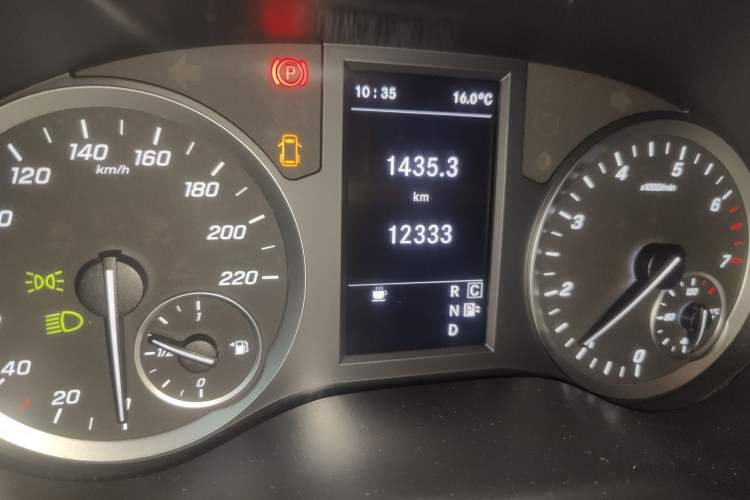 Used Mercedes-Benz Vito 2021 2.0T Elite Version 7 Seats Odometer Close Up