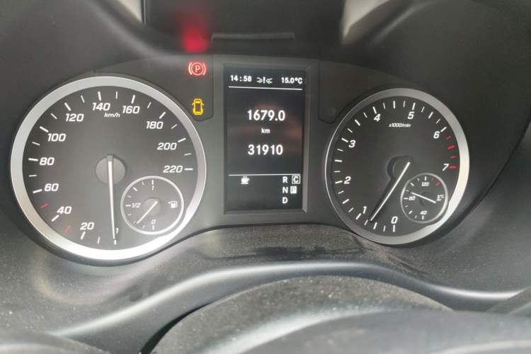 Used Mercedes-Benz Vito 2021 2.0T Business Version 7 Seats Odometer Close Up