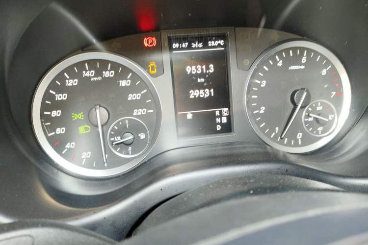 Used Mercedes-Benz Vito 2021 2.0T Business Version 7 Seats Odometer Close Up