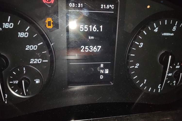 Used Mercedes-Benz Vito 2021 2.0T Business Version 7 Seats Odometer Close Up