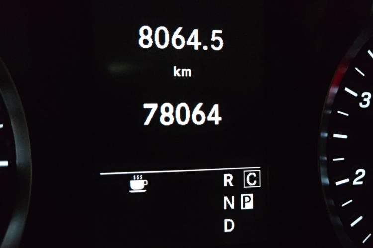 Used Mercedes-Benz Vito 2021 2.0T Elite Version 7 Seats Odometer Close Up
